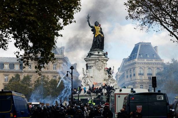 法国、西班牙、比利时等多个国家爆发街头抗议活动。有看法认为，这类局势会让俄乌相关