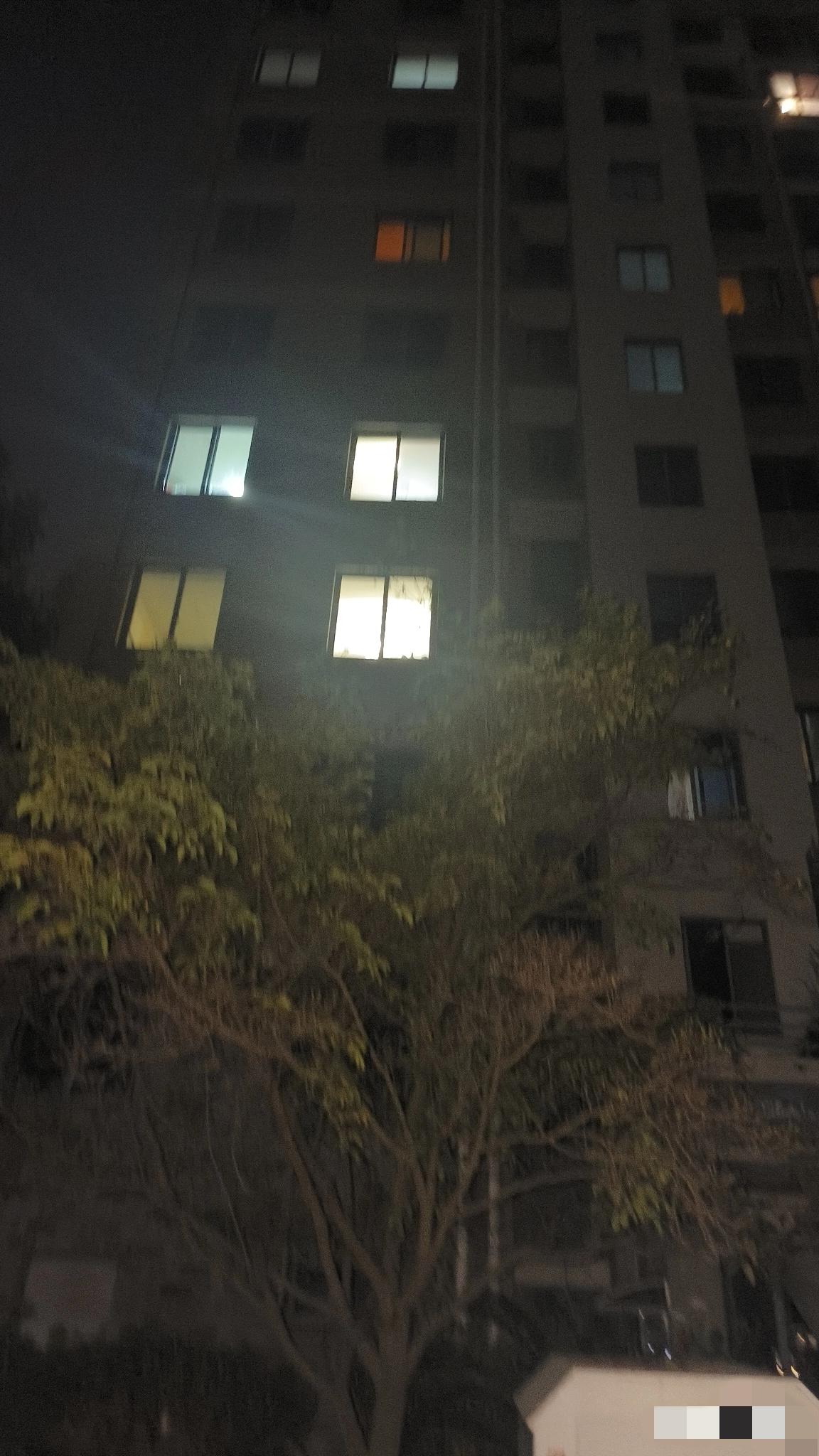 昨晚，楼上有一位妈妈在咆哮，她是冲着孩子教育问题在喊，声音都快喊破了。
路过的人