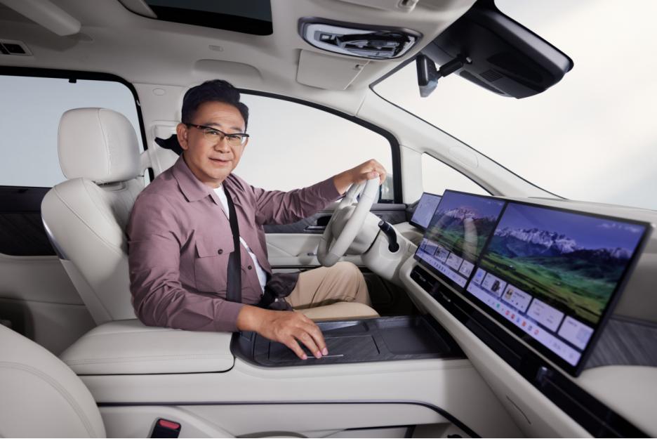 从春晚舞台到日常出行，魏牌高山用实力圈粉顶流明星。央视春晚魔术师邓男子在演出期间