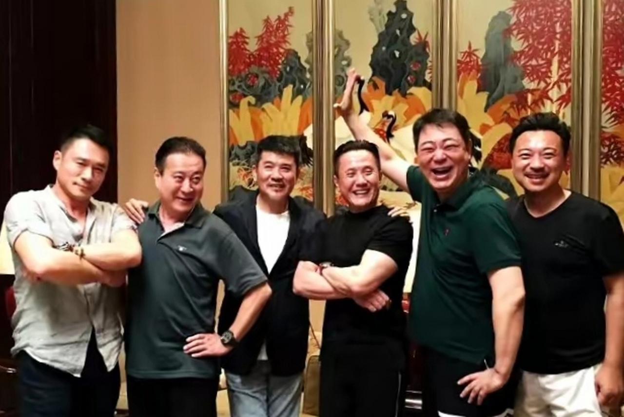 这张合照，我一眼就认出了面红耳赤、曲眉丰颊、右臂高扬的高亚麟与天庭饱满、喜容绽放