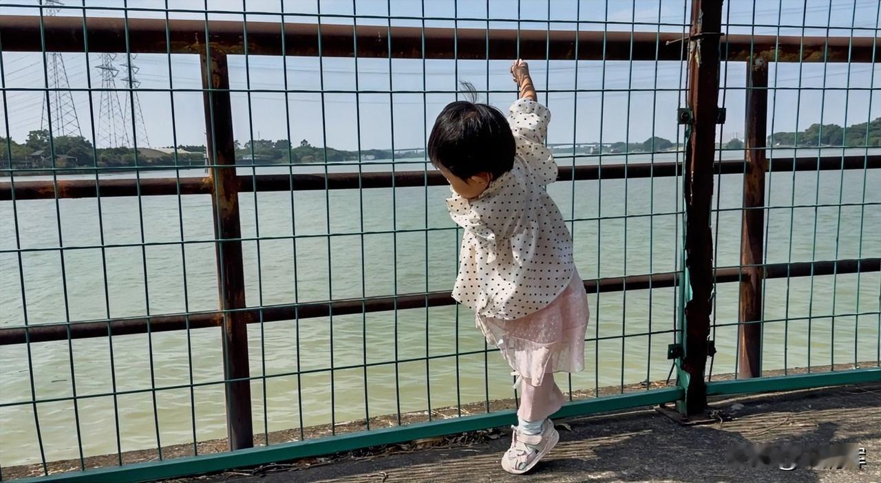 （1456）：孩子，早上好。今天深圳降温，但并不冷，甚至还感觉有一点儿闷热，今年