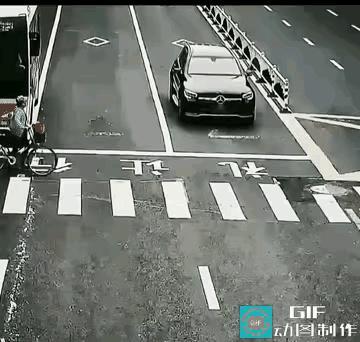 斑马线上，有明显的“车让人”标志，这个肯定是汽车全责！
      但是话说回来