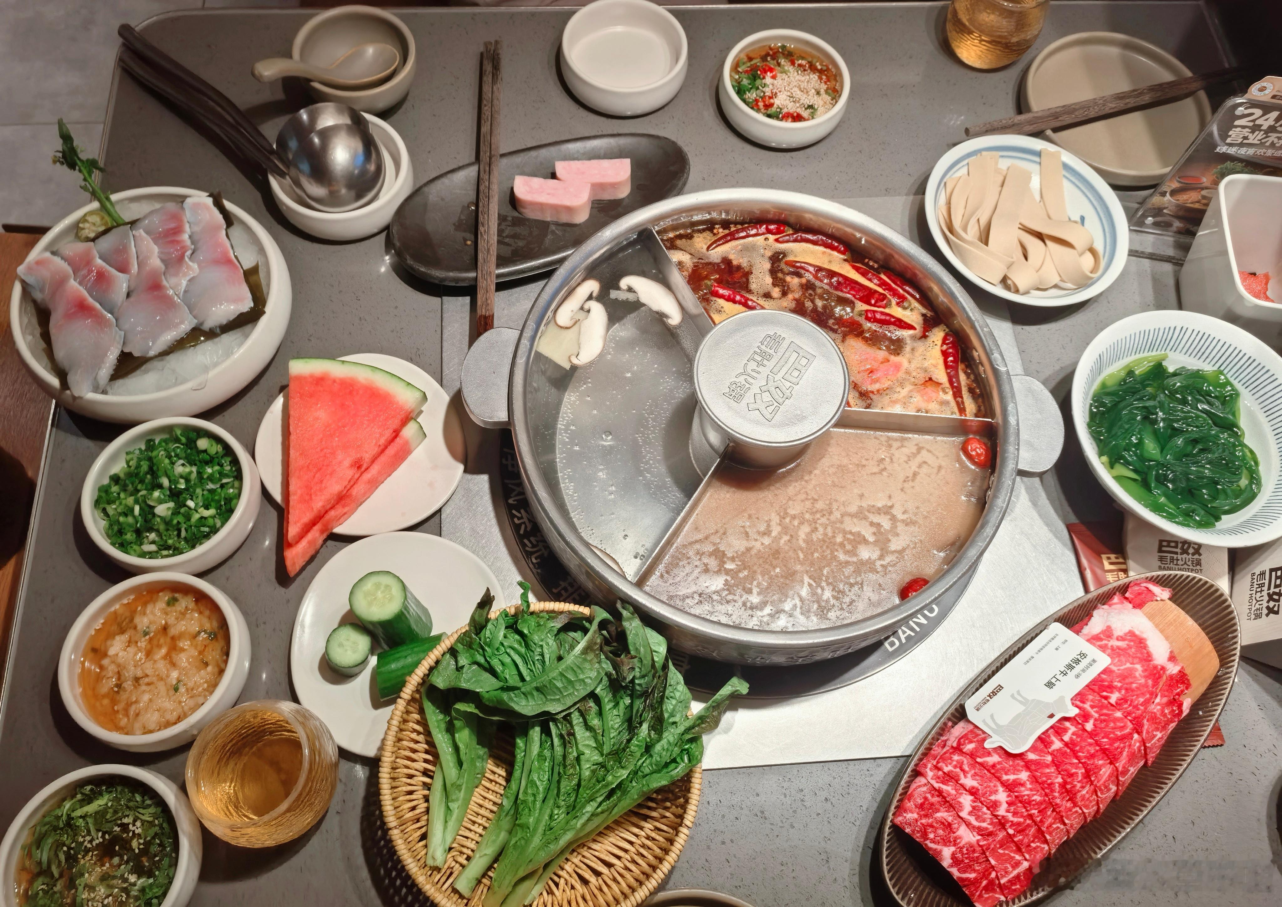 今日午餐 太热了咱就结束公园活动，来商场吃饭室内逛逛。吃个火锅刚好🍲。 西安·