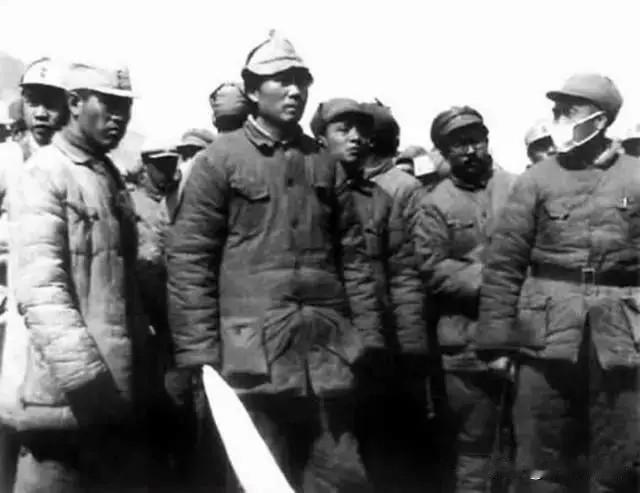 1942年，毛泽东亲自为林育英执绋抬棺柩。这是毛泽东一生中唯一一次给自己的战友抬