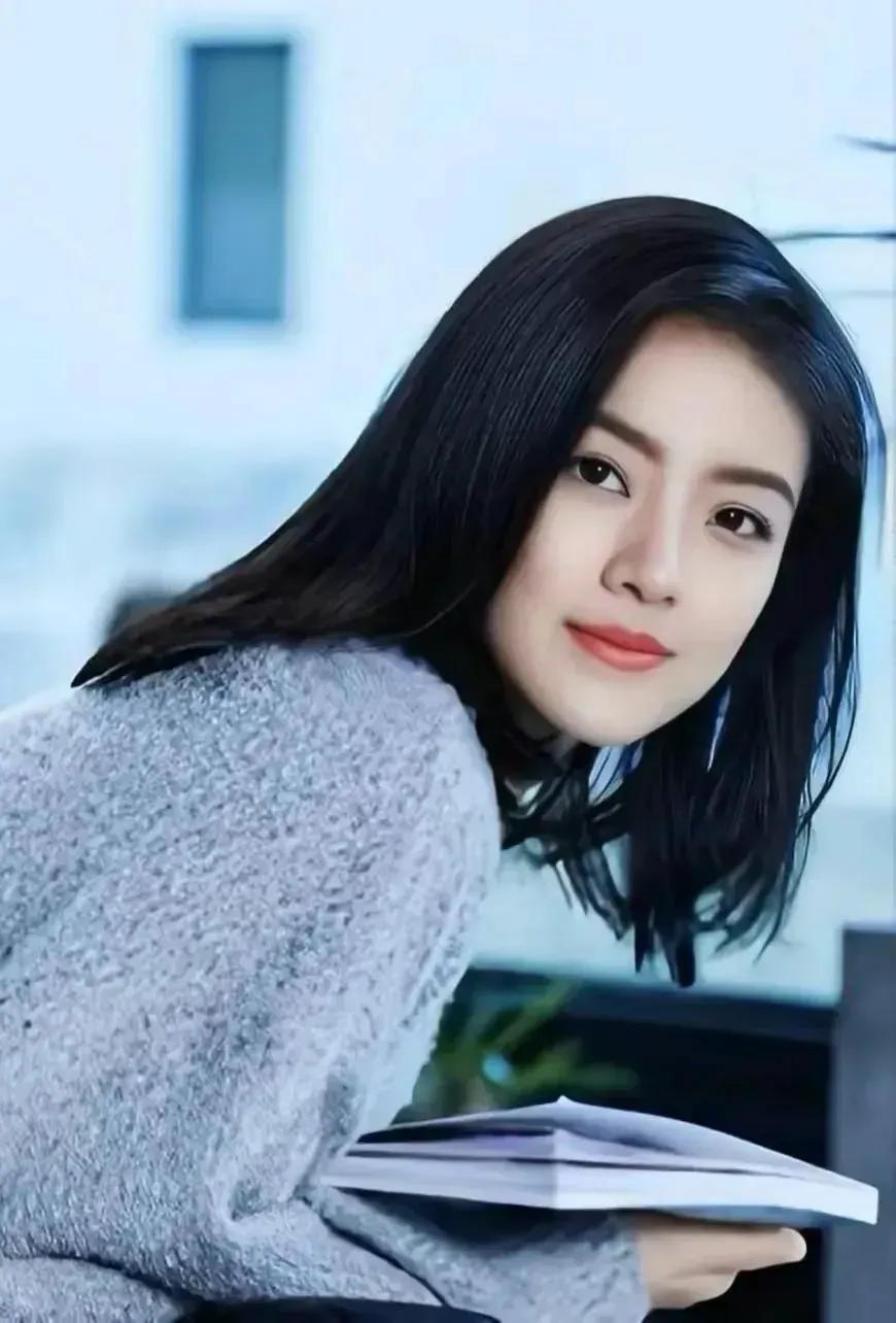 她，长相清纯，冰清玉洁，沉渔落雁，国色天香，是电影《中国机长》里的女神空姐，你知