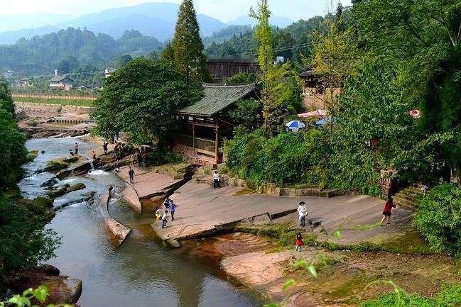 四川·雅安的上里古镇，依山傍水，田园小丘，木屋为舍，浓浓明清风格的吊脚楼式建筑…