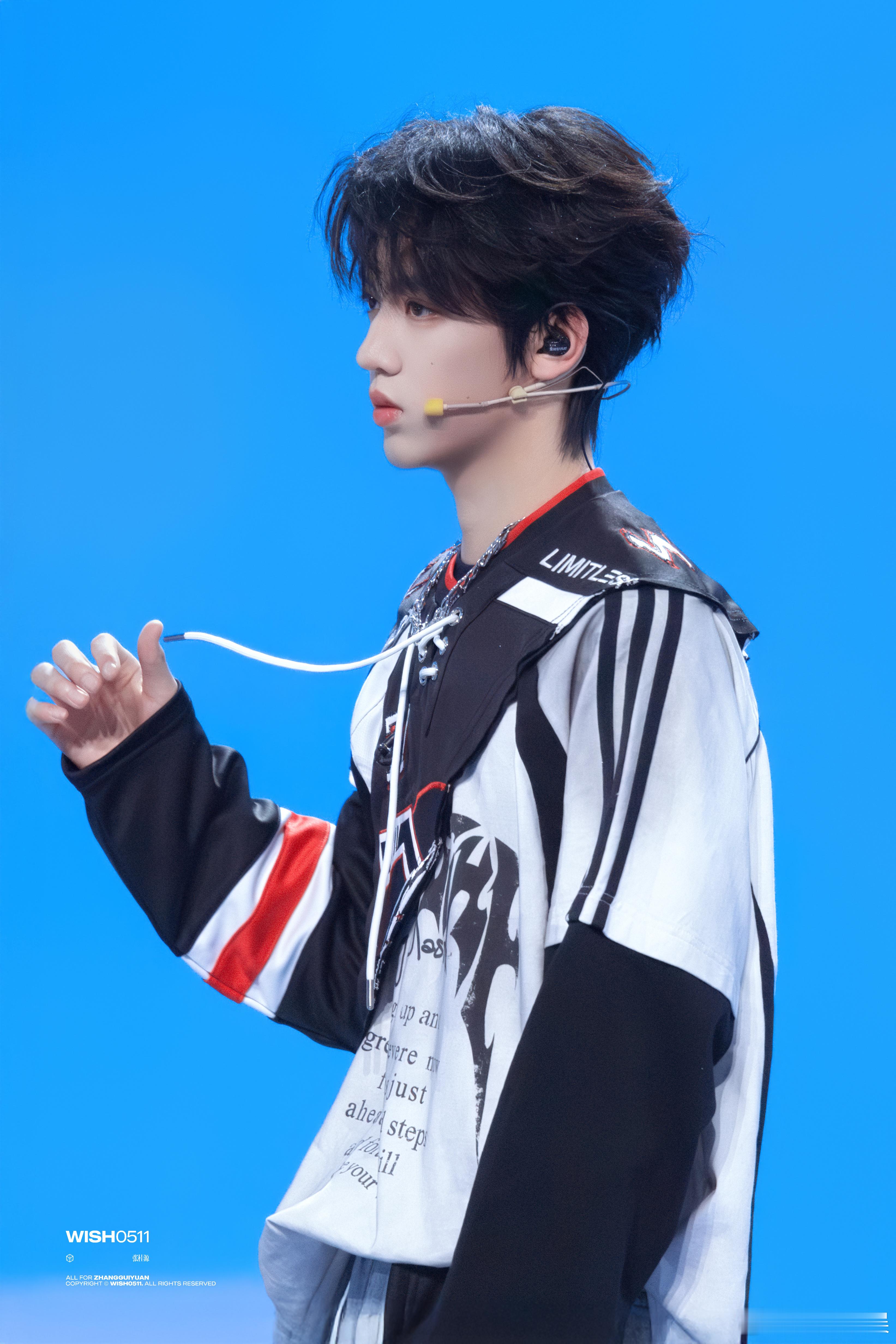 张桂源川渝春晚这张脸拿什么输 川渝春晚颜值天花板预定！张桂源这张脸拿什么输