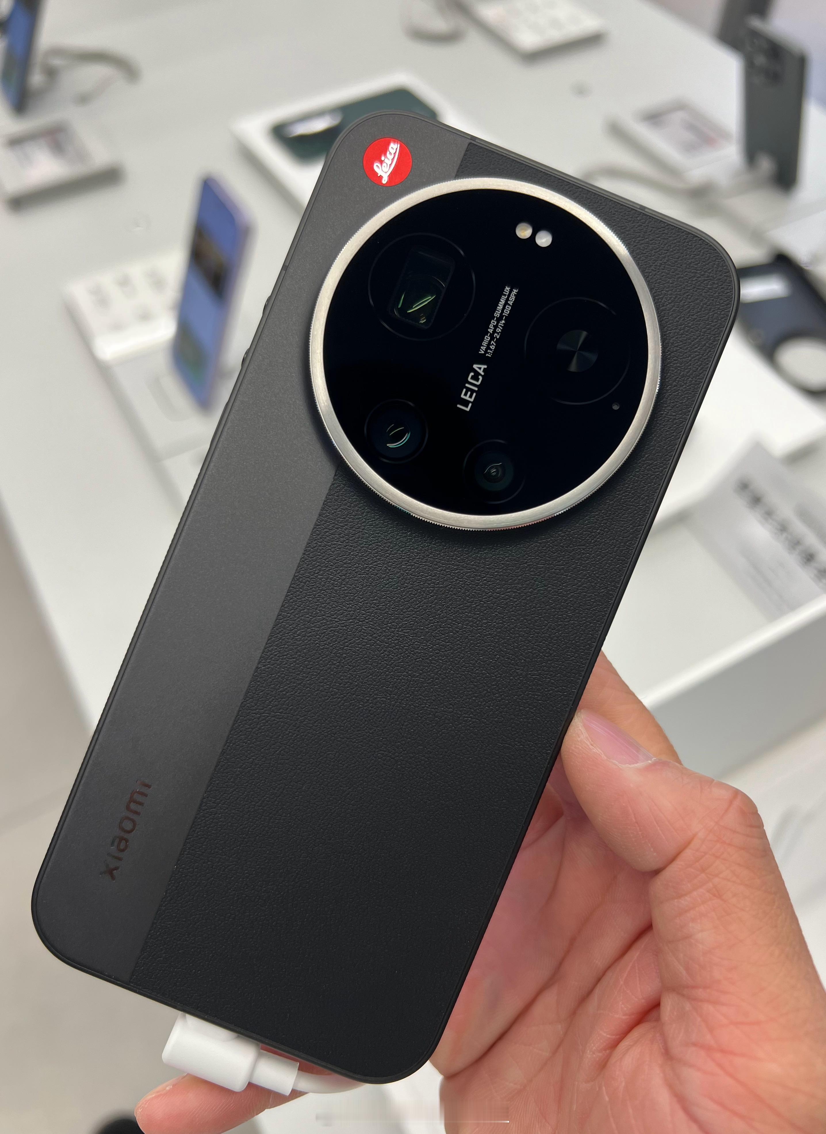 小米17Ultra📷刚好路过小米之家摸了摸，徕卡版手感确实很强，相机模组不挡手