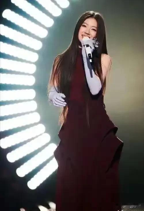 第N遍刷看单依纯的《李白》，突然发现：这歌的舞台演绎远在《珠玉》之上，本来以为《