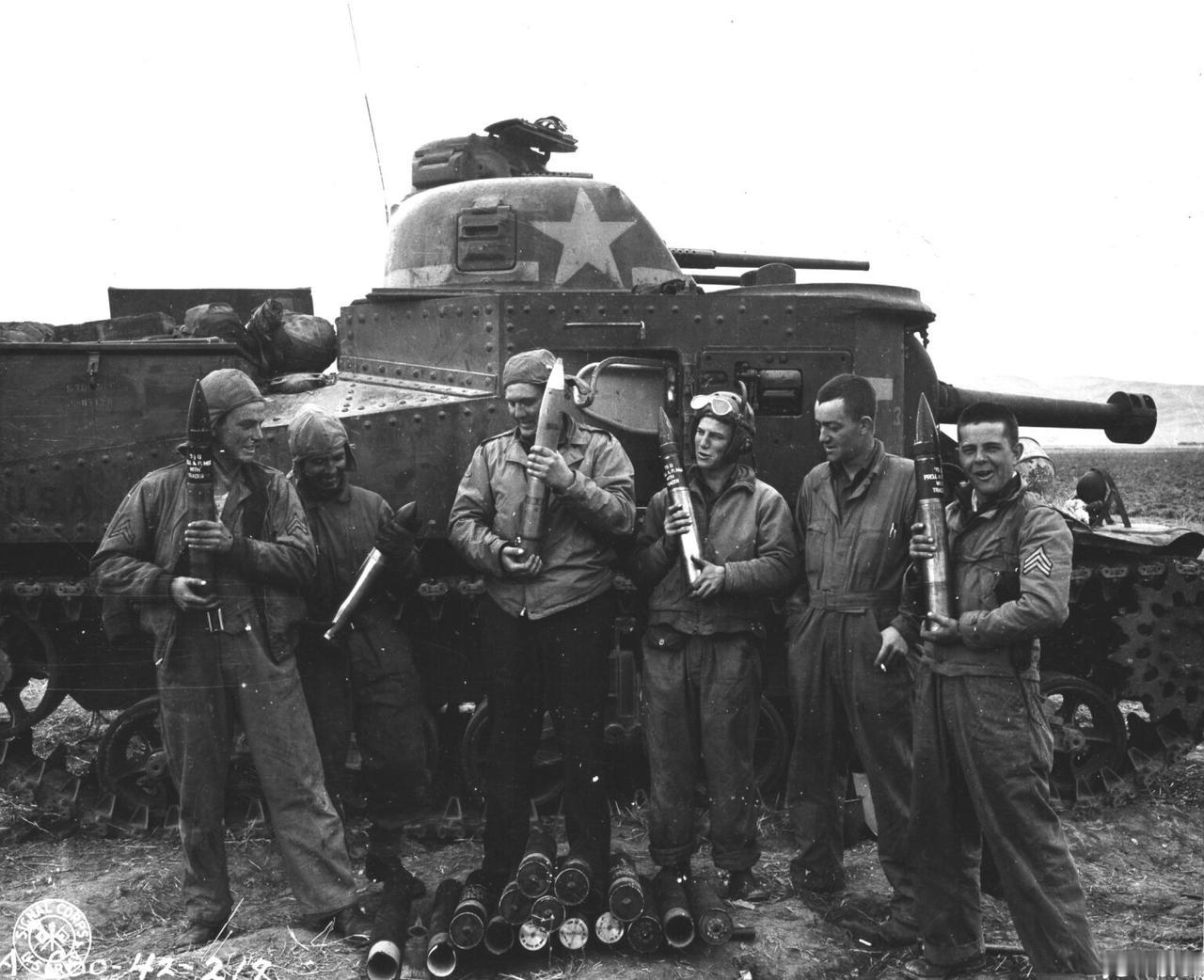 轻兵器科普轻兵器爱好者1942年，第13装甲团F连的M3坦克乘员在北非展示各种7