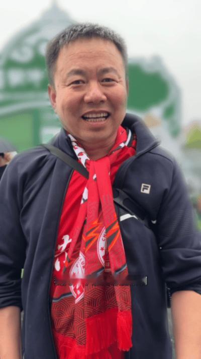 家乡的球场上长出了要强的根内蒙古的球场托起了一方锋芒平凡身影汇聚成赛场微光，大家