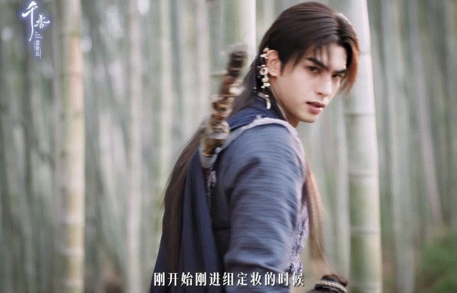宋威龙新剧怎么拿了一把破剑一开始看到雷修远扛把豁口剑出来我都愣了，结果一听是他主