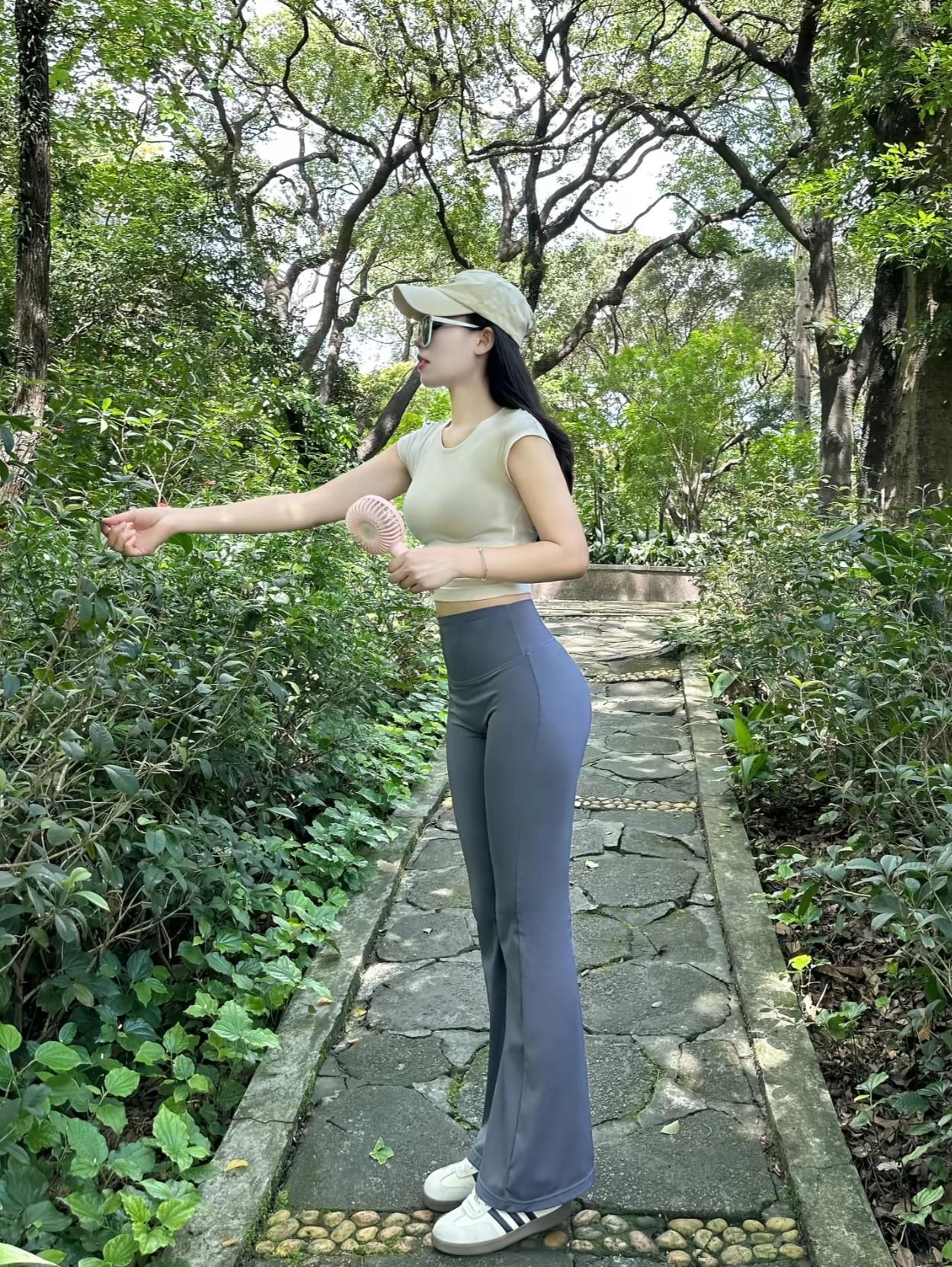 年轻的女性犹如初绽的花朵，散发着清新与活力。