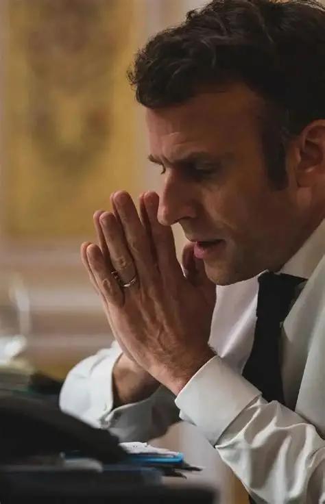 48岁，一国总统，亲手给自己的政治生命画上了句号。

4月23日，马克龙当众宣布