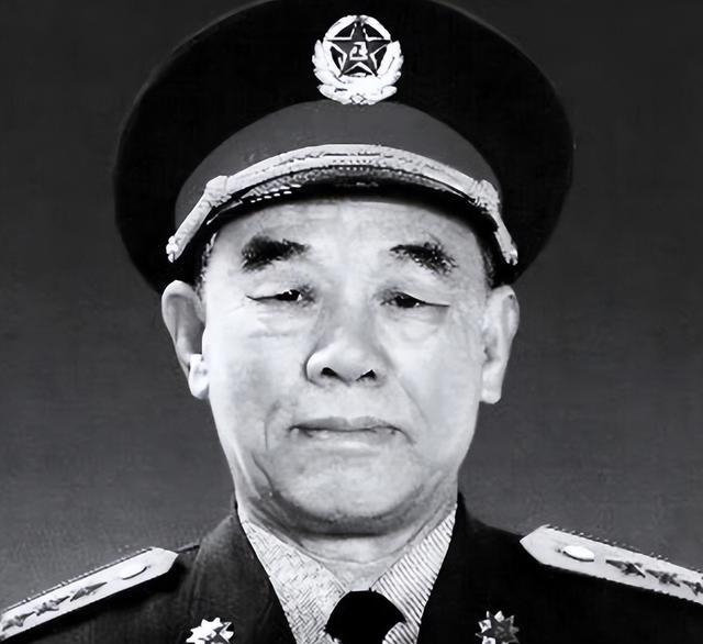 他在铁原阻击战重创敌军，1955年授大校，43岁晋升少将，后任10年副总参谋长，