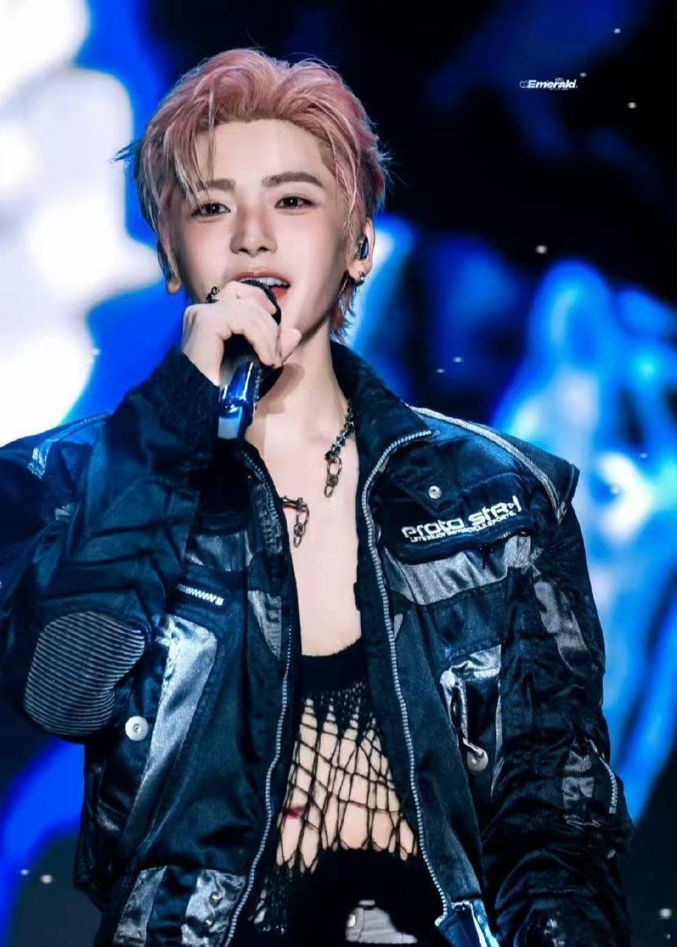  侯明昊唱歌 谁的循环列表里还没躺着侯明昊的歌？他的嗓音像经过细磨的玉石，清透无