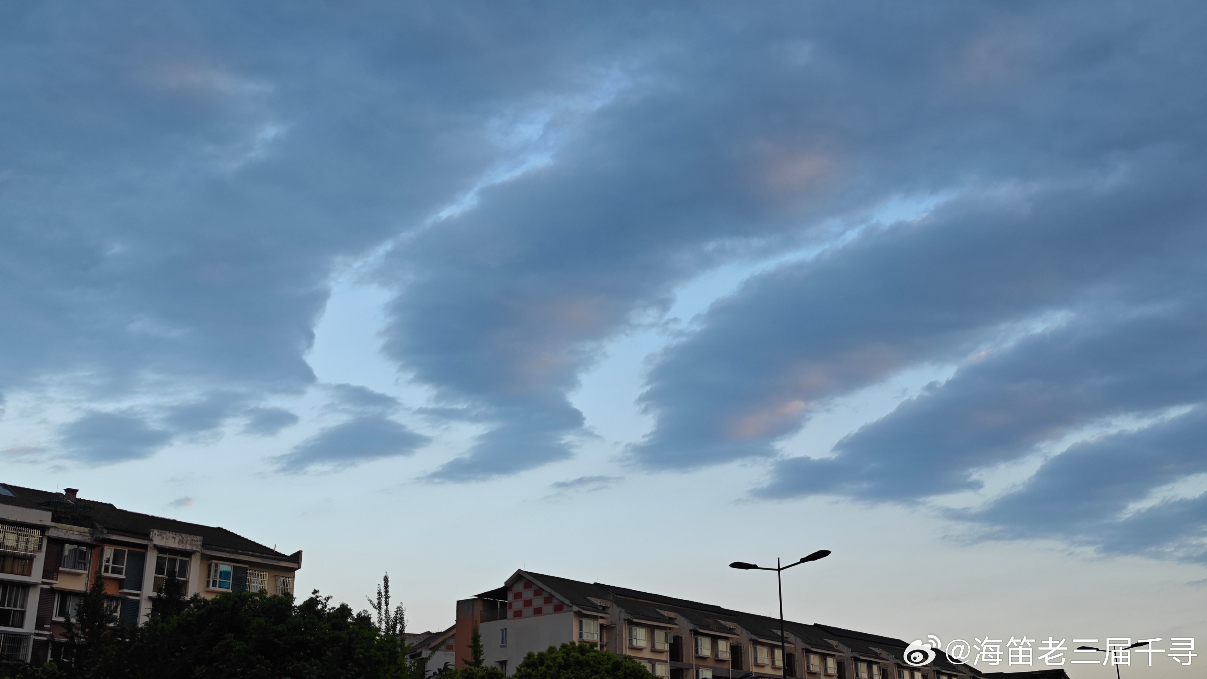 摄影 谁持彩练当空舞，天边的云彩。随手拍每日一图 都江堰