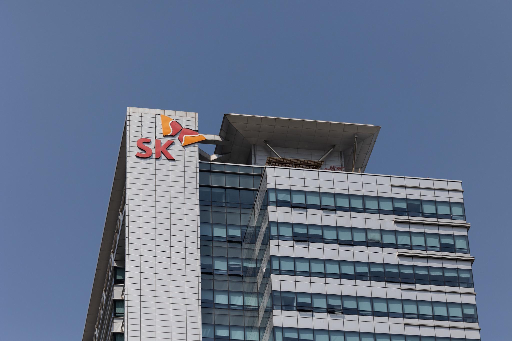 存储荒正成为新的关切点。SK集团会长近日直言，明年大概率是内存供应缺口最大的一年