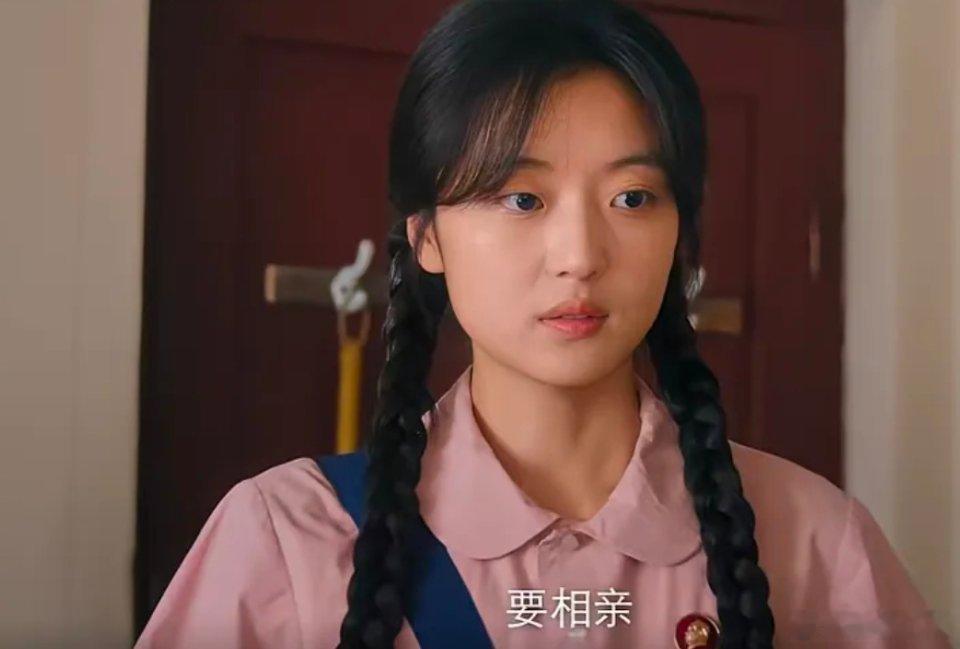 《纯真年代的爱情》第5集预告高能不断，费霓面对现实压力，正式向父母宣布要相亲，还