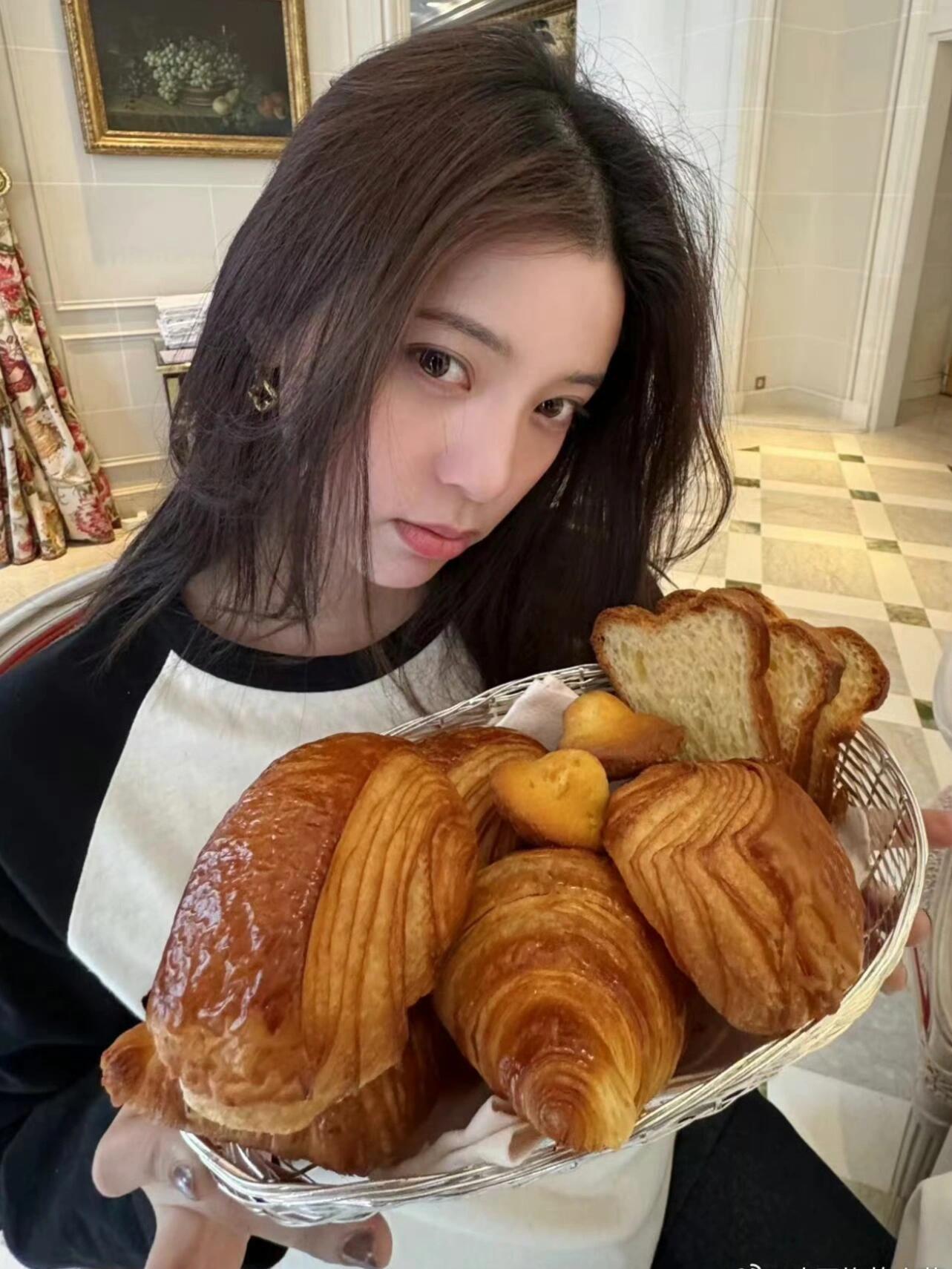 欧阳娜娜吃饭拍照姿势我逐帧研究欧阳娜娜吃饭拍照姿势 学习章若楠吃饭拍照姿势