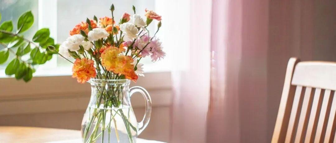 大家发现没有，女人一旦过了50岁，不知不觉中就有了以下症状： 
1、出门喜欢戴帽