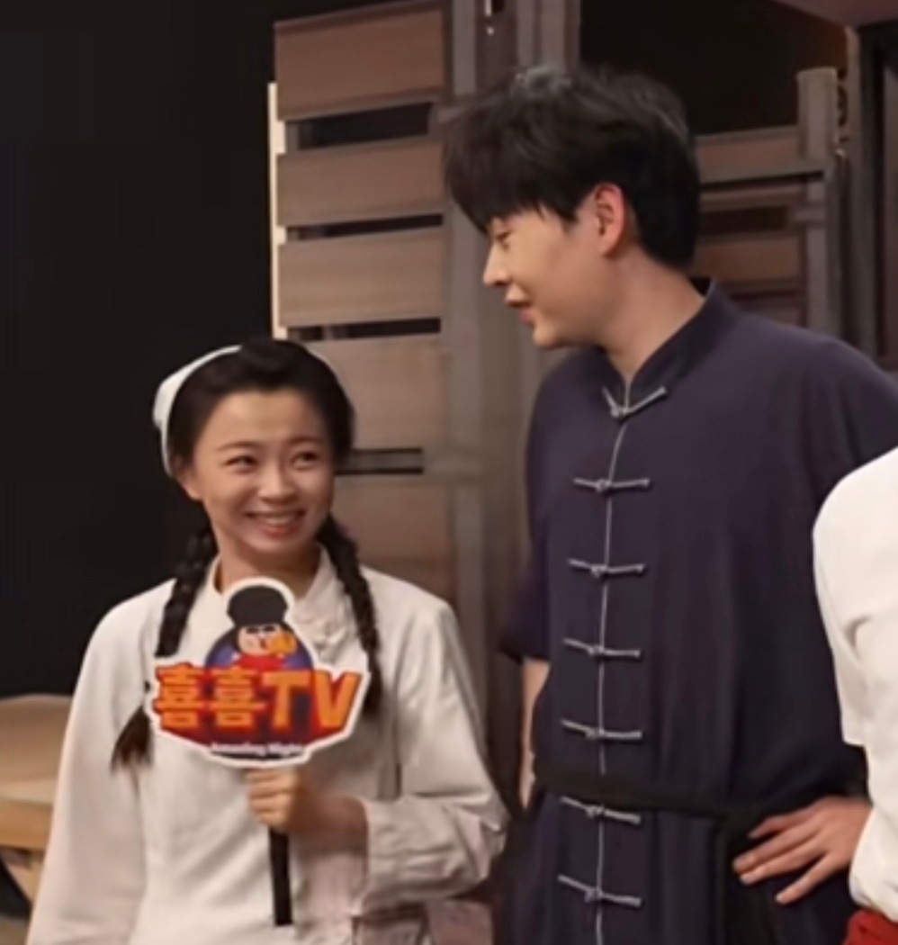 明明是同框的四人采访…王广就这么盯着王男而李黑就这么盯着牛爷爷………太玄妙了 