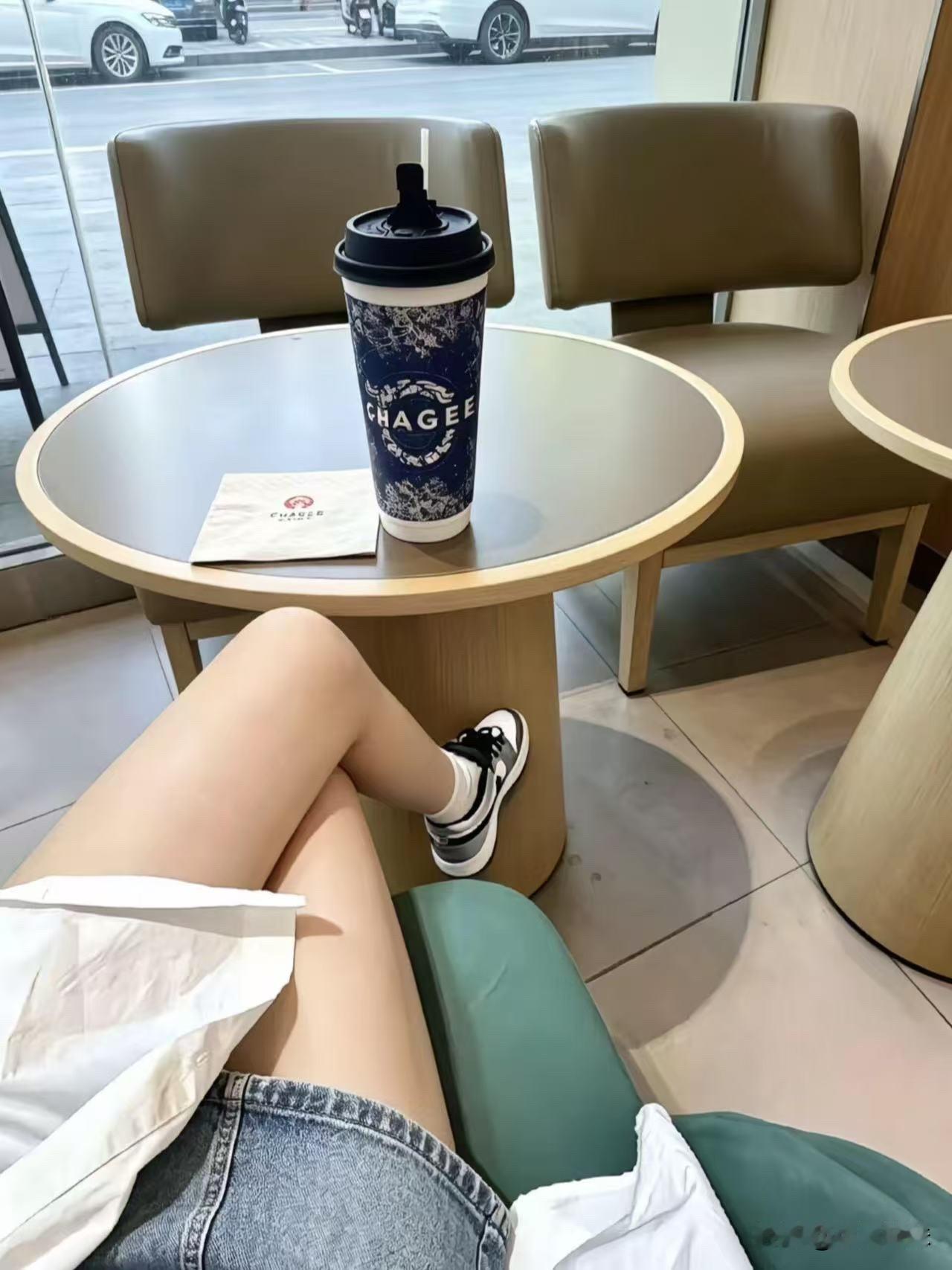 人总是要和握不住的东西说再见，包括曾经执着的自己……放下一段关系 放下的就过去吧