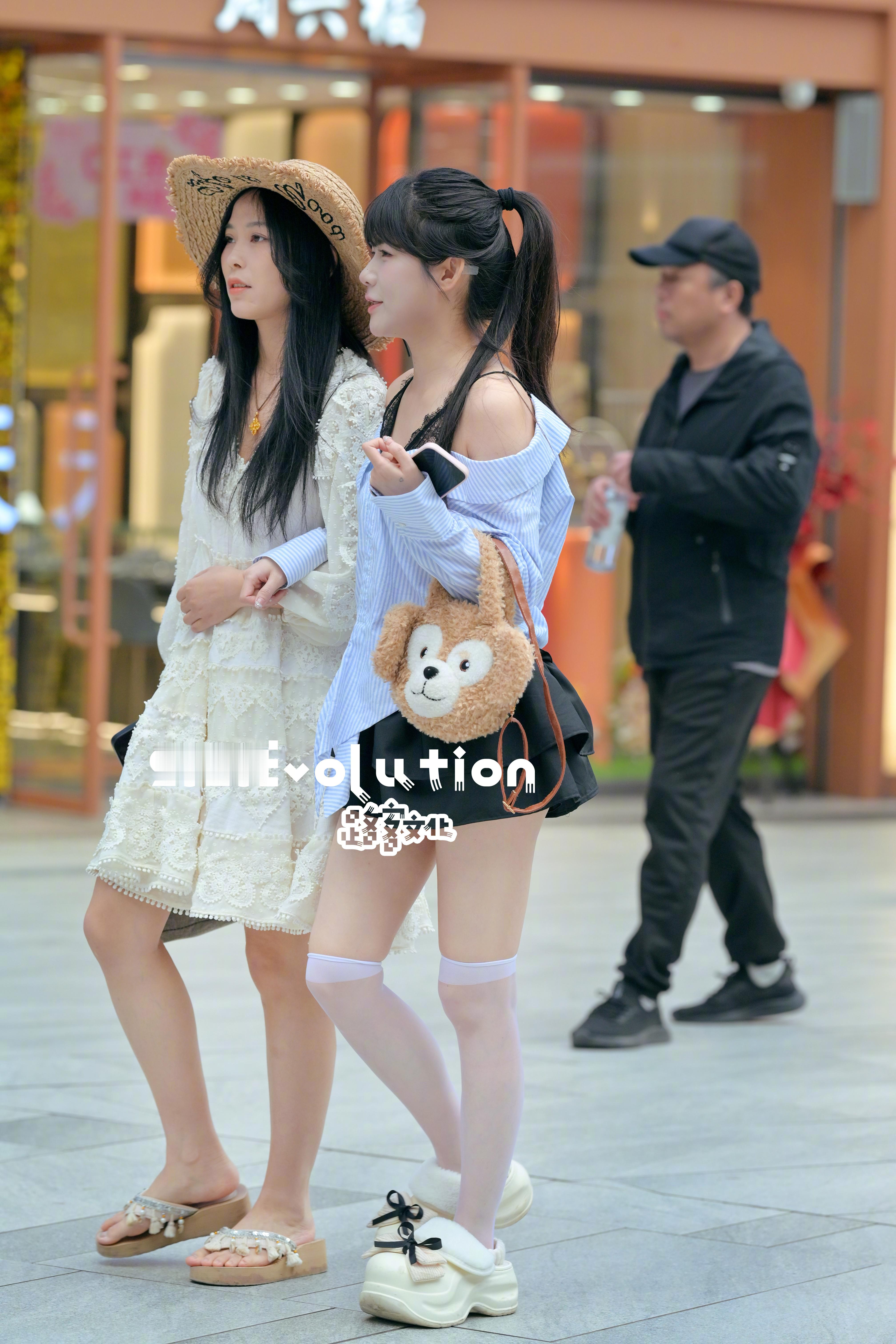 现在的年前人都穿得好特别 