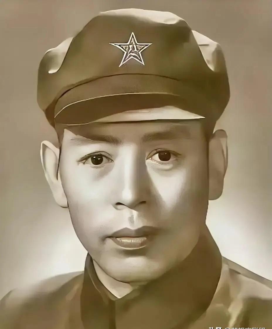 1932年南京夫子庙，南货店老板正陪黄埔同学喝茶，后院火盆里却正烧着足以让他掉脑