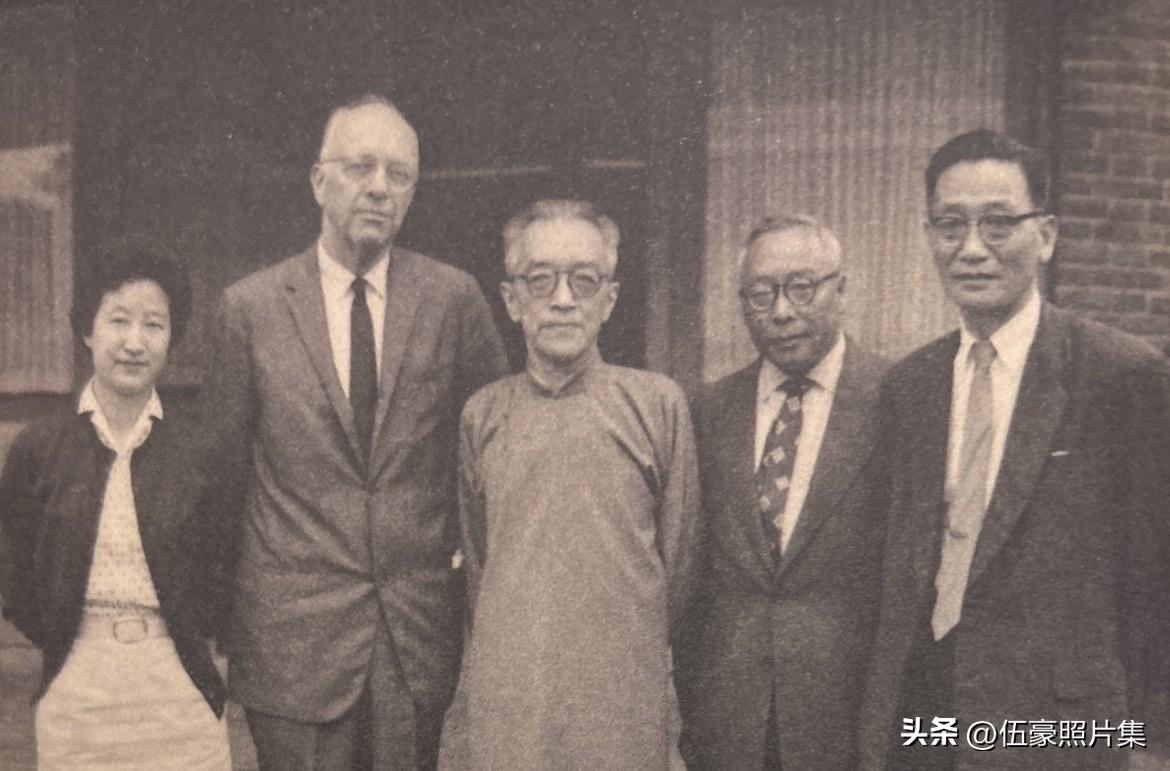 1960年，费正清（左二）在近史所郭延以所长（右一）陪同下拜访胡适。左一为近史所