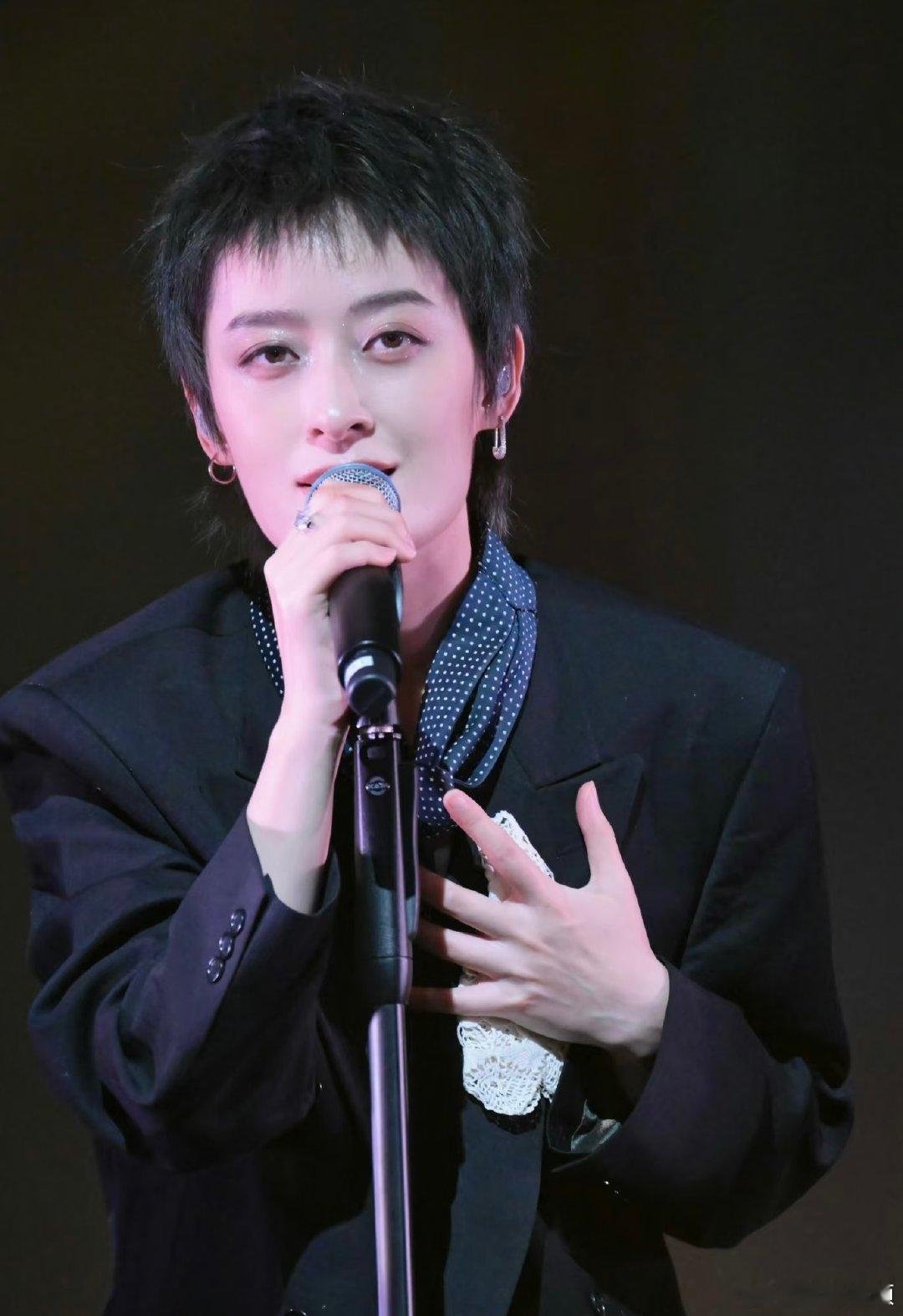 秋天必听一首曾轶可新歌 在曾轶可新歌里悄悄沦陷秋日听歌清单新增曾轶可新歌。温柔旋