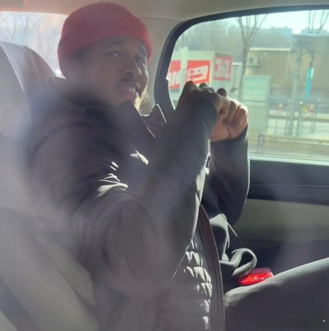 辽篮第五外援马库斯 乔治 亨特到达沈阳，这次外援到队速度很快点个赞。