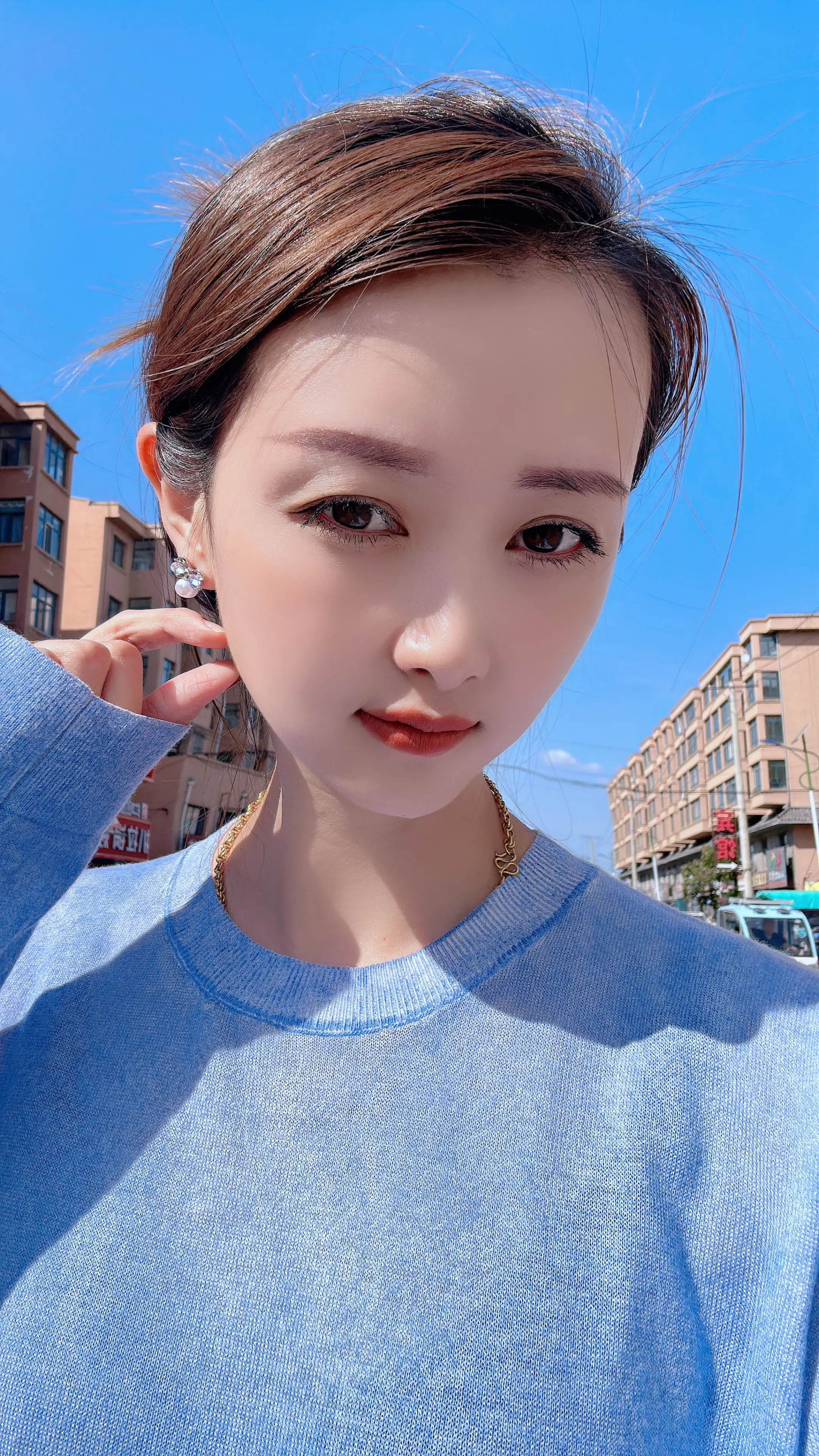 世人慌慌张张 不过图碎银几两 偏偏这碎银几两 能解世间万种慌张