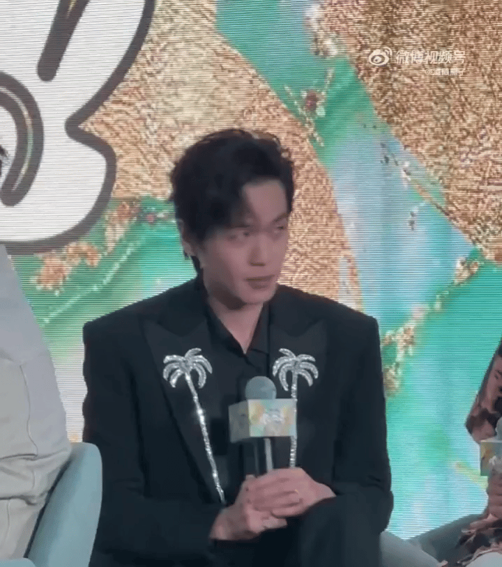 #张若昀草莓唇#张若昀：这是我！我的嘴！吴刚：我猛地一看还以为是草莓呢粉丝：是！