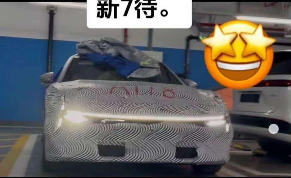 疑似小鹏 P7 真正的大改款前灯，贯穿式灯带了，好看，喜欢了。[色][色][色]