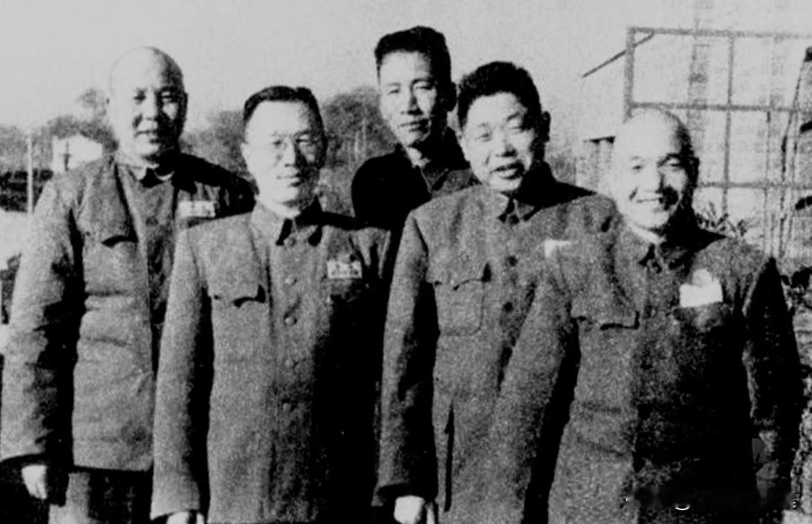 1950年10月，北京，全军首次炮兵工作会议期间的合影，左起依次为：赵章成、万毅