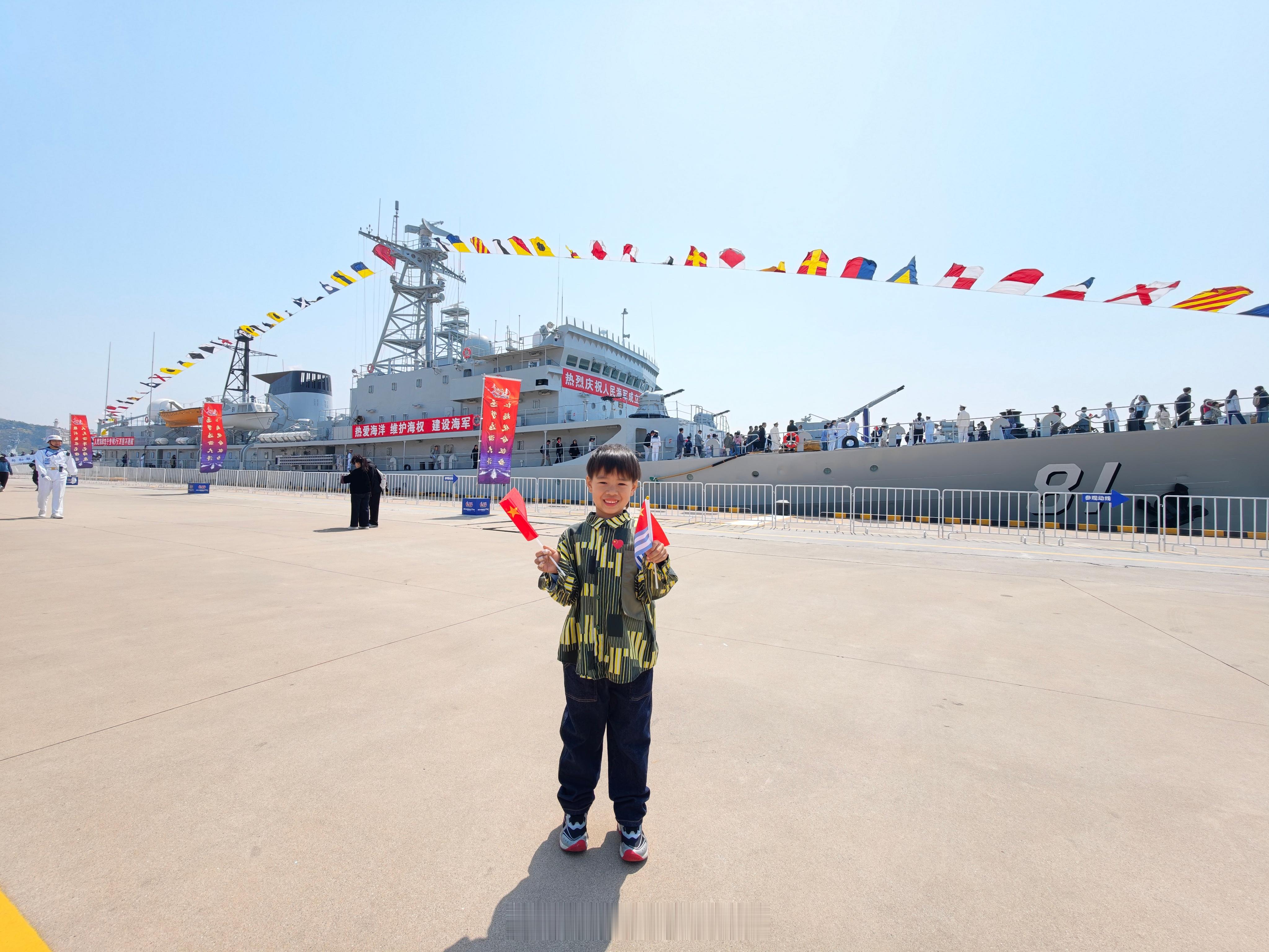 海军开放日。带孩子看看。再不看，过几年怕是要去日本本土看了。那就太远了。 大连