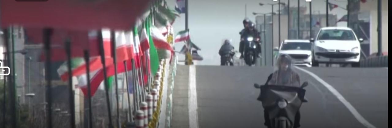 伊朗街头，国旗在风中猎猎作响，紧张的气氛弥漫在空气里。与此同时，比利时警方如临大