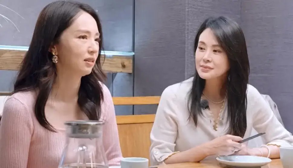 46岁的关悦与45岁的董璇同框，果然被老公宠着的女人满脸幸福！ ​​​