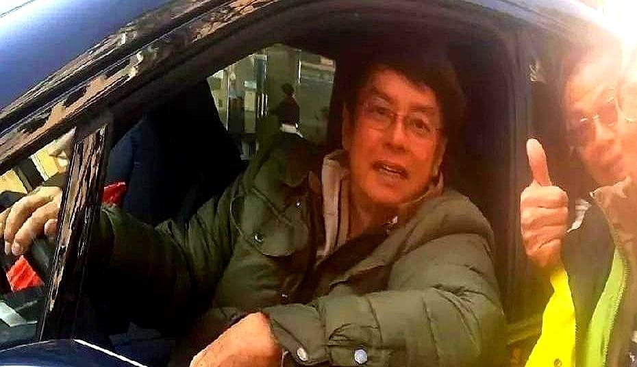 身家10亿的谭咏麟，一个人蹲在旺角街头买鱼。
 
没有保镖，没有助理，车窗摇下来