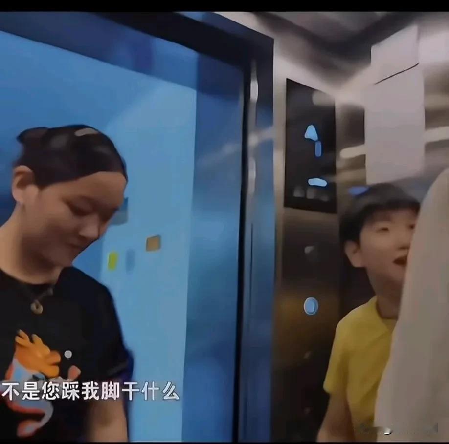 这孩子！只要一到有镜头就告状[偷笑]
小咪:我要告到中央，告到中央！！
完了，这