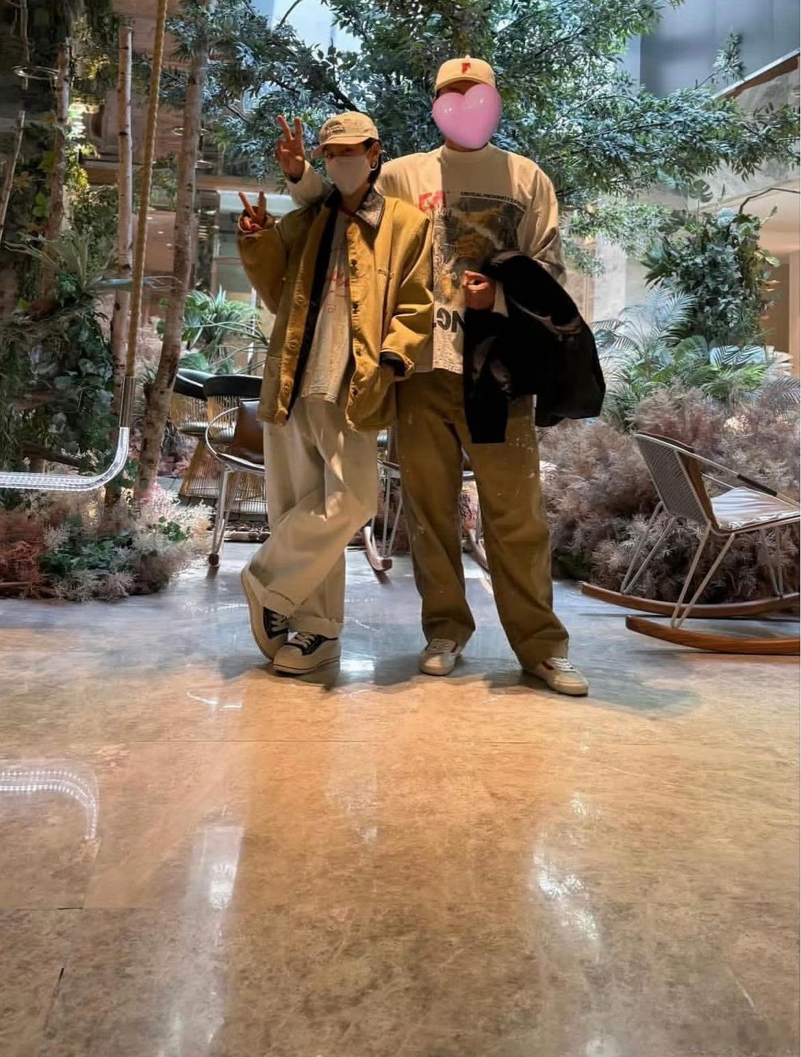 玄彬孙艺珍儿子拍的夫妇照为啥玄彬脸挡住了呀 他很帅呀 