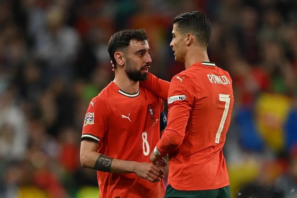 4月28日讯 英超第34轮，凭借着谢什科和卡塞米罗的进球，曼联主场2-1力克布伦