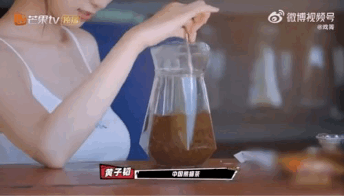 黄子韬鼓励式爱人黄子韬真的超级捧场徐艺洋的每一件事，徐艺洋自制花茶，黄子韬在旁边