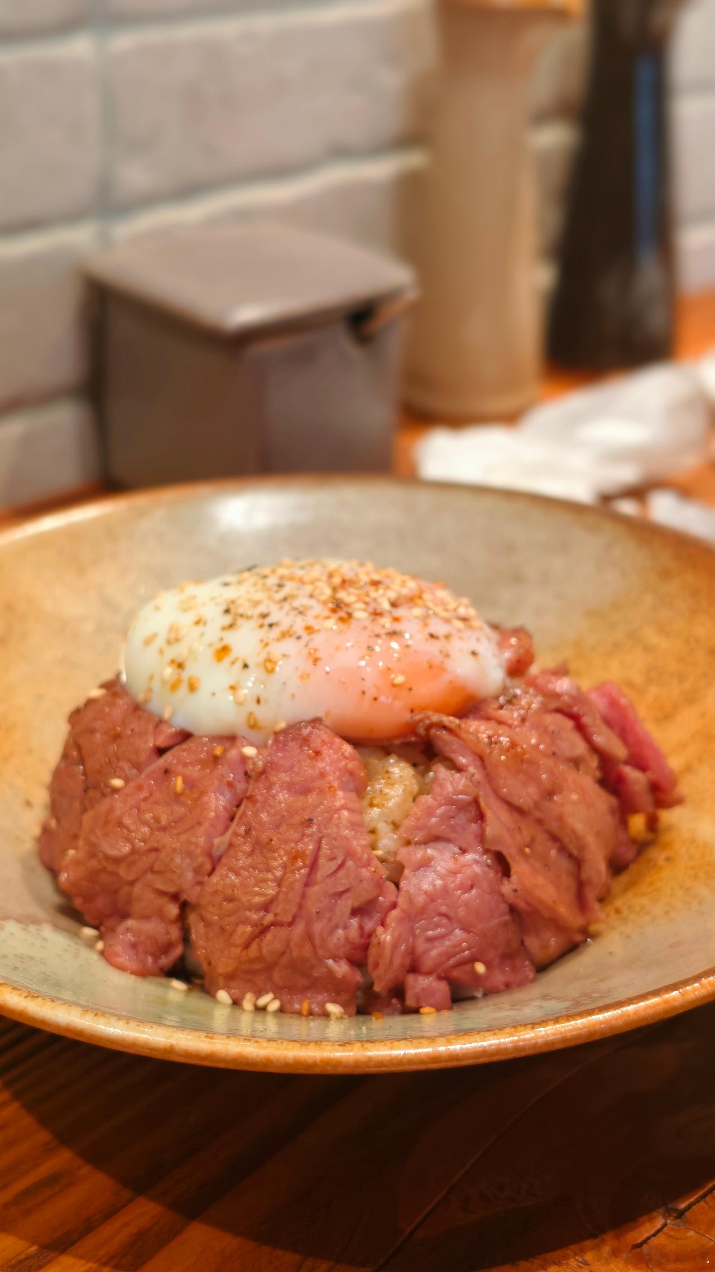 我也是吃上漂亮饭的人了，温泉蛋牛肉饭和猪扒定食解锁。味道的确不错，就是等待时间太