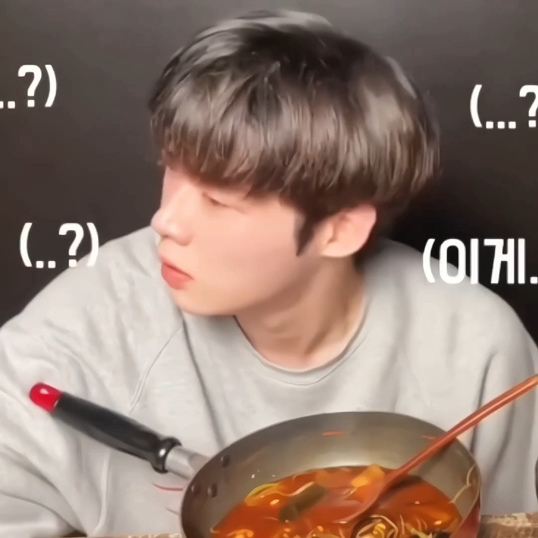 我以为背头会聪明一点但其实还是傻萌傻萌的 p4这🐽突然抽一下给我傻哭了