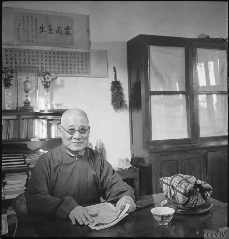 一位老者静坐书房，书香满溢，岁月静好。照片中这位老者是南开大学老校长张伯苓，这张