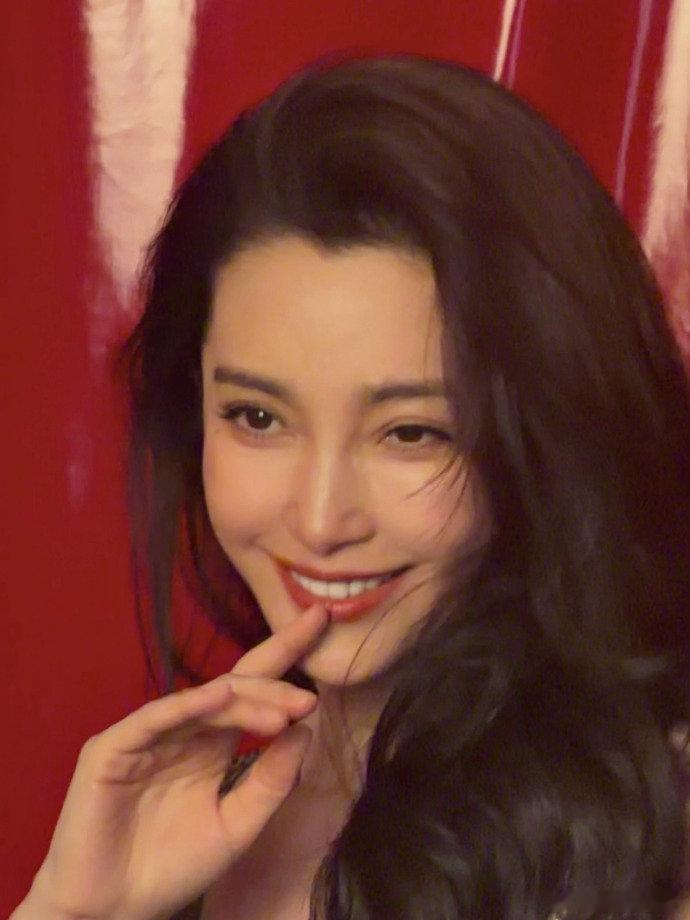 李冰冰生图vs精修图李冰冰生图和精修适配度太高了！完全看不出区别，状态和气质直接