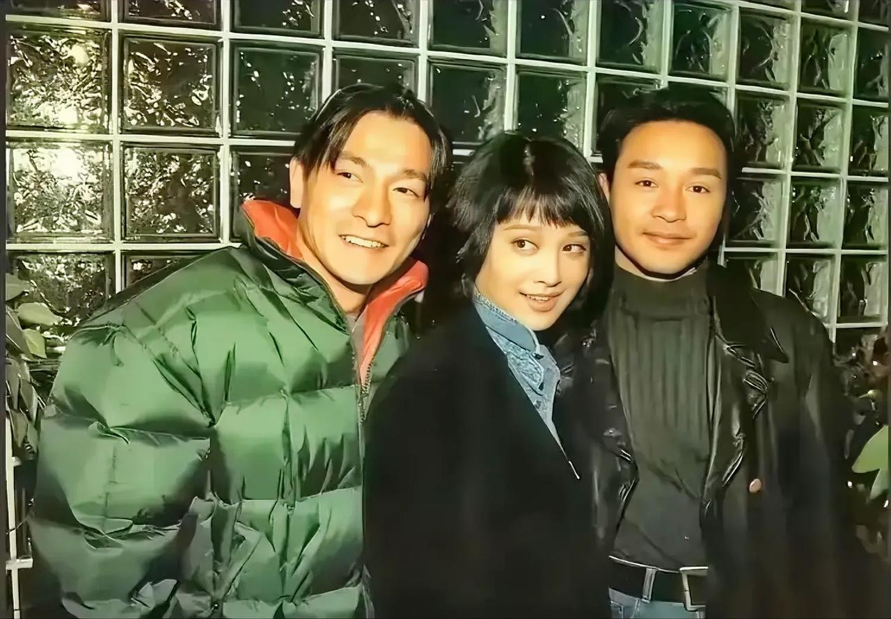刘德华、宁静、张国荣合照。那时候的宁静真美！感叹，年轻真好！