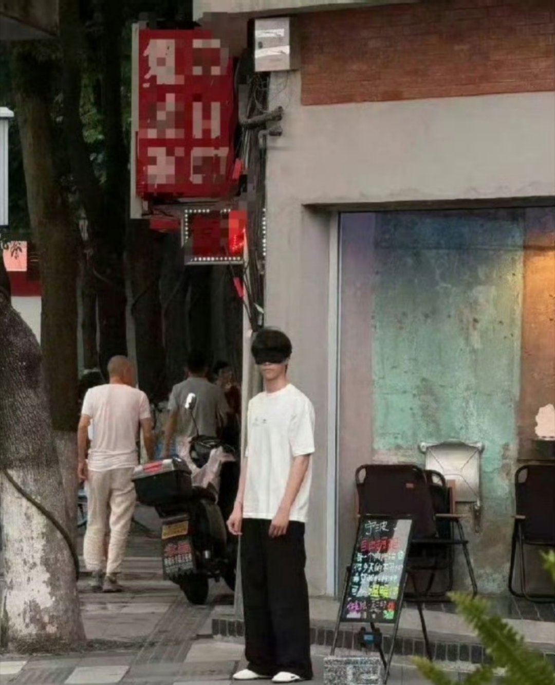 你和陈立农拥抱了吗7月20日，陈立农现身浙江宁波街头，发起名为“自由拥抱”的公益